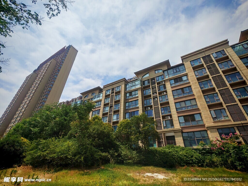 現(xiàn)代多層住宅與綠植景觀