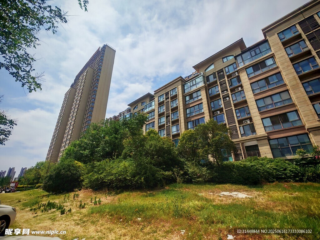 現(xiàn)代高層住宅與周邊綠植