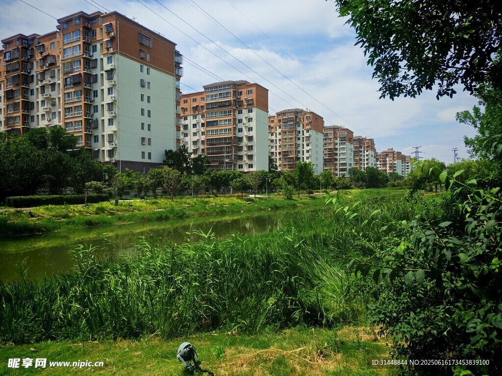 河畔居民區(qū)風景