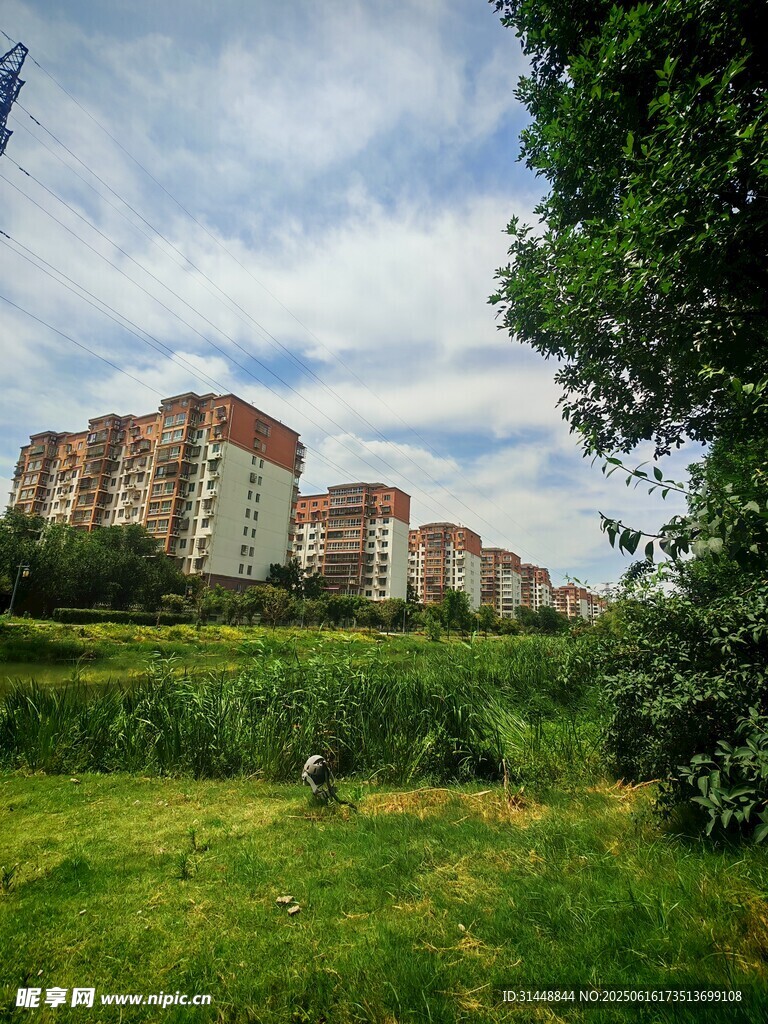 城郊綠地旁的高層住宅區(qū)