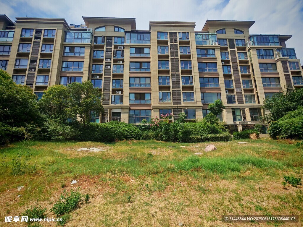 現代多層住宅與周邊綠地