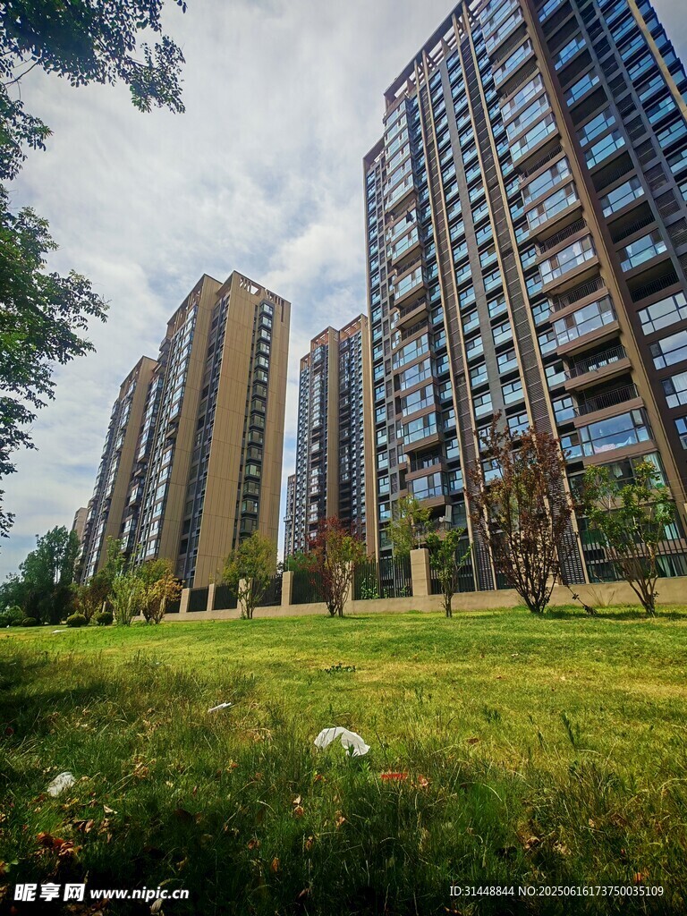 現代高層住宅與綠地景觀
