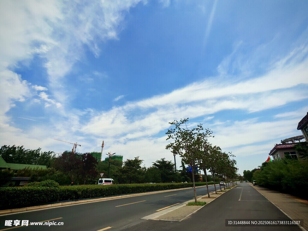 寬闊公路旁的藍天白云