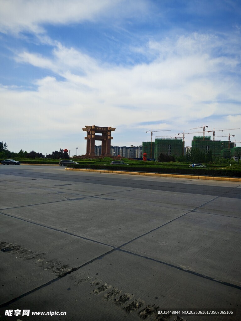 寬闊道路與遠處建筑景觀