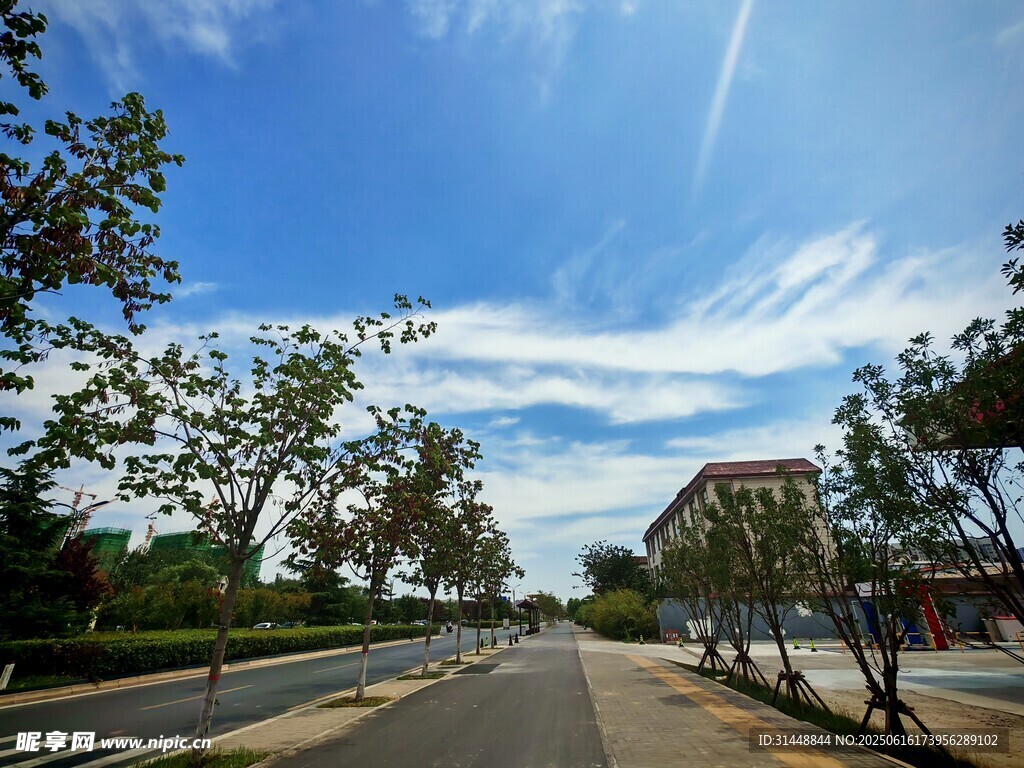 藍天白云下的街道風景