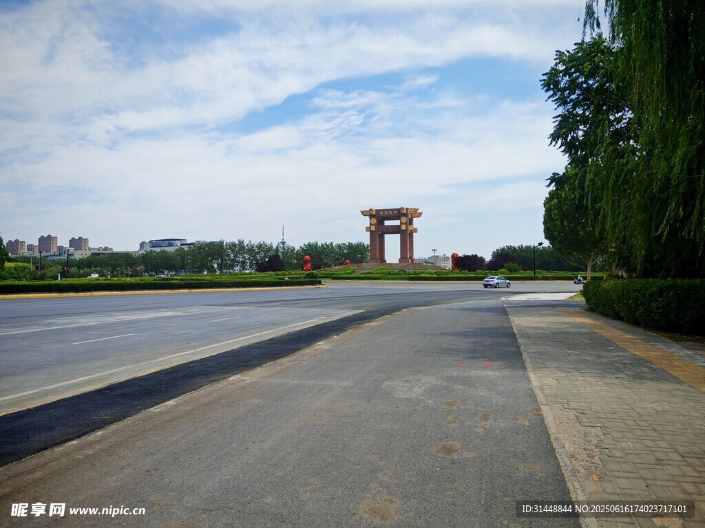 寬闊道路旁的中式建筑景觀