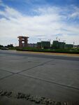 寬闊跑道與遠(yuǎn)處建筑景觀