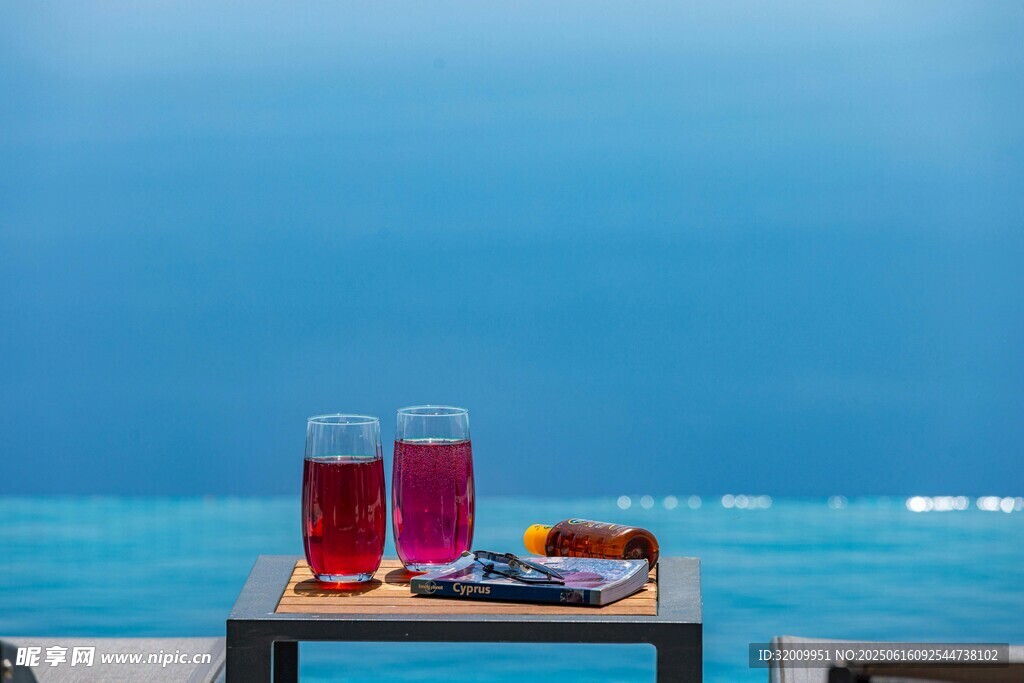 海邊托盤上的兩杯飲品