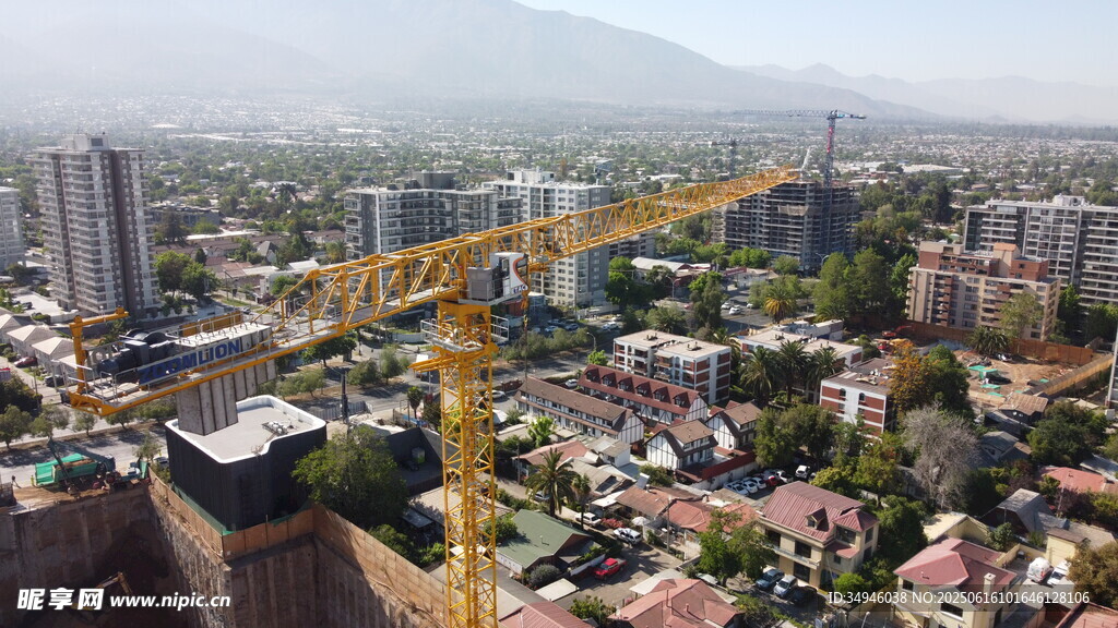 城市中的建筑起重機作業