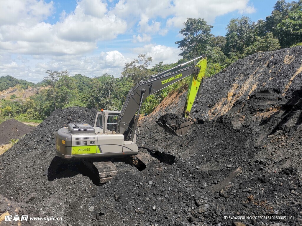 礦山挖掘機作業場景