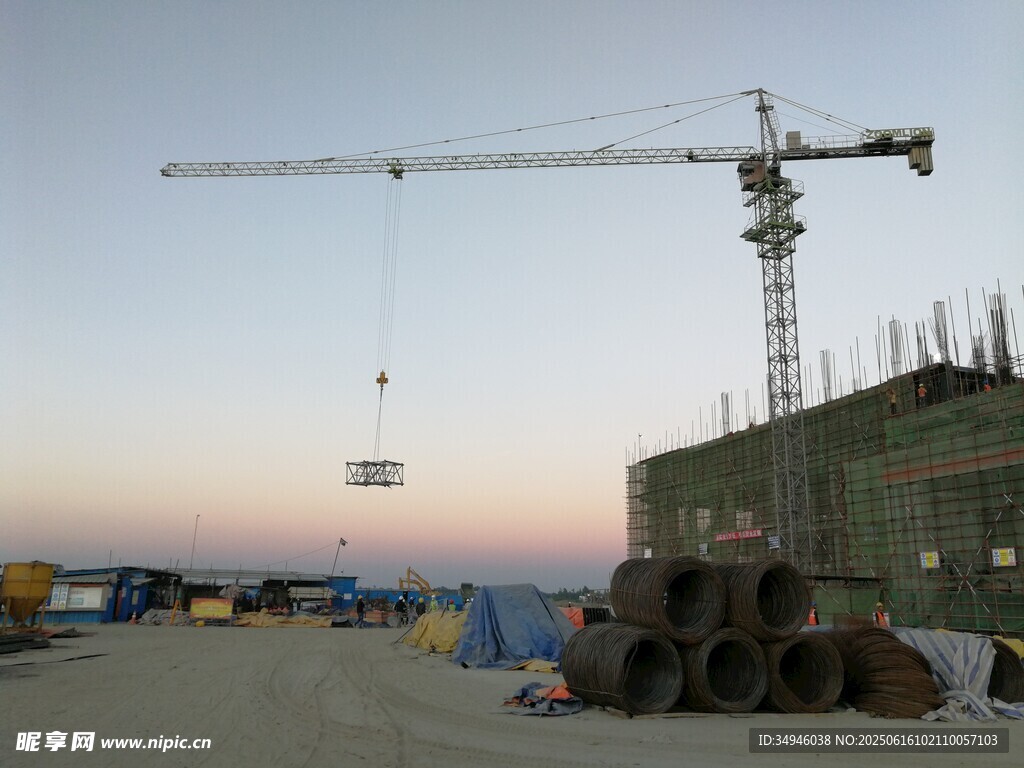 建筑工地起重機作業(yè)場景