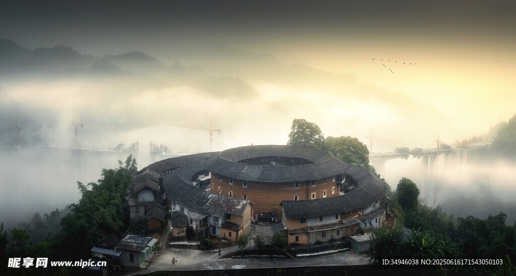 云霧繚繞中的山間建筑