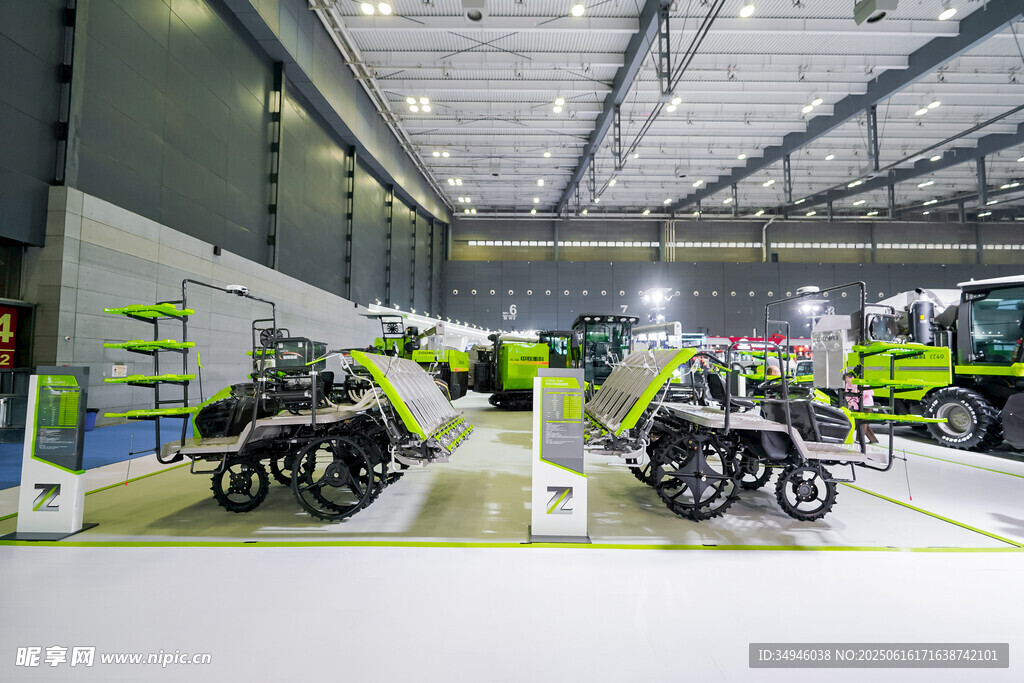 室內展示的多輛綠色摩托車