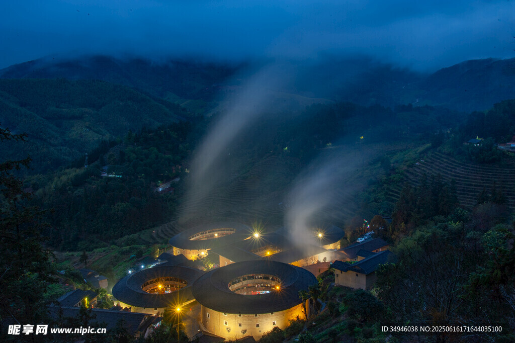 夜幕下的璀璨山間建筑群