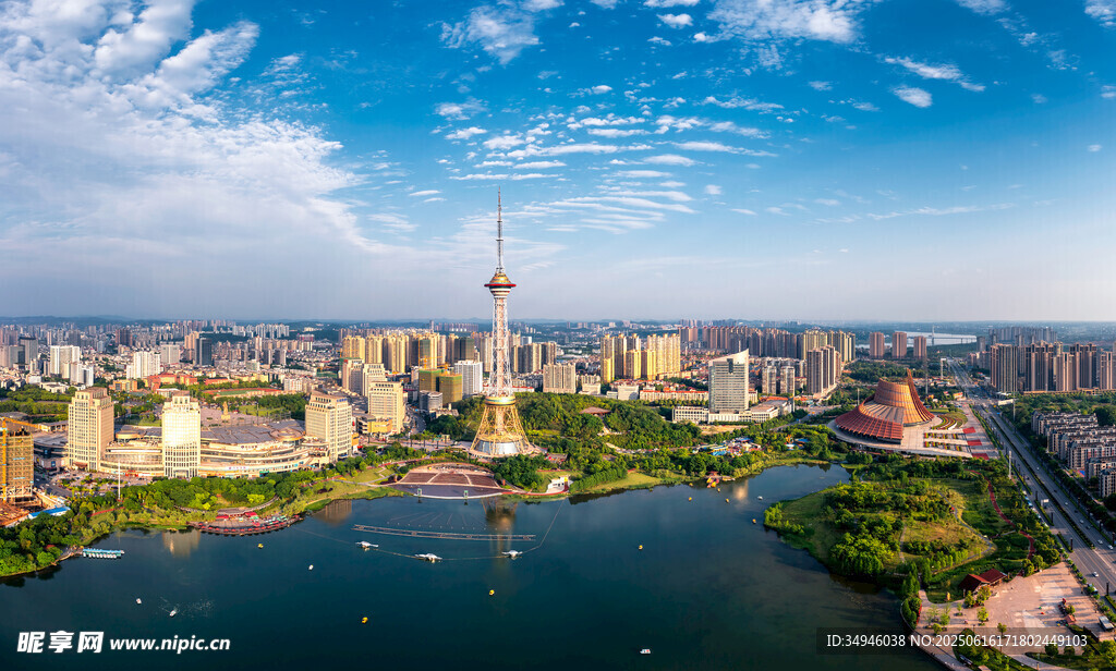 城市河畔風光全景