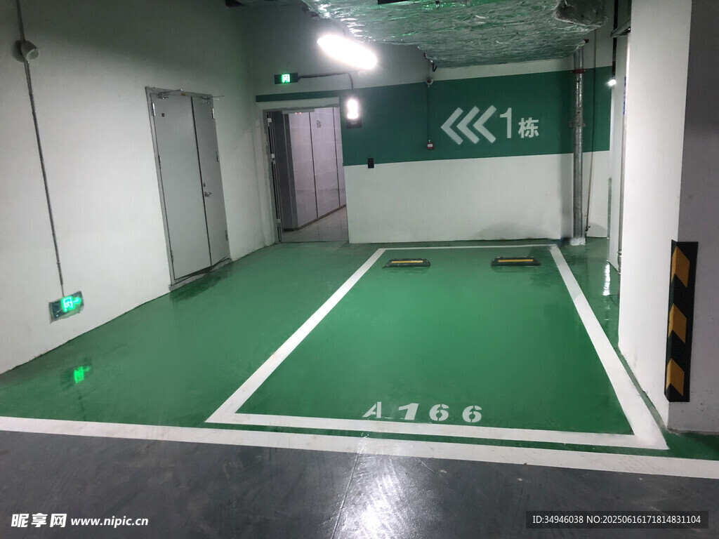 地下停車場(chǎng)綠色車道指引