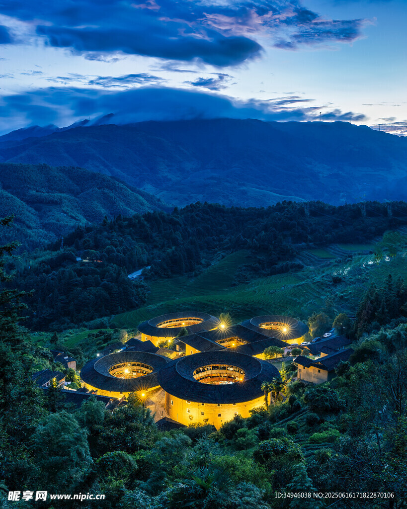 夜幕下的環形村落美景