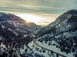 冬日山間雪路壯麗風光