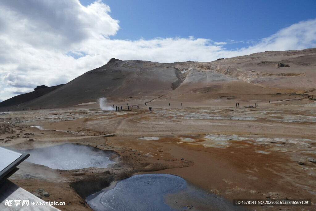 荒涼山地中的積水景觀