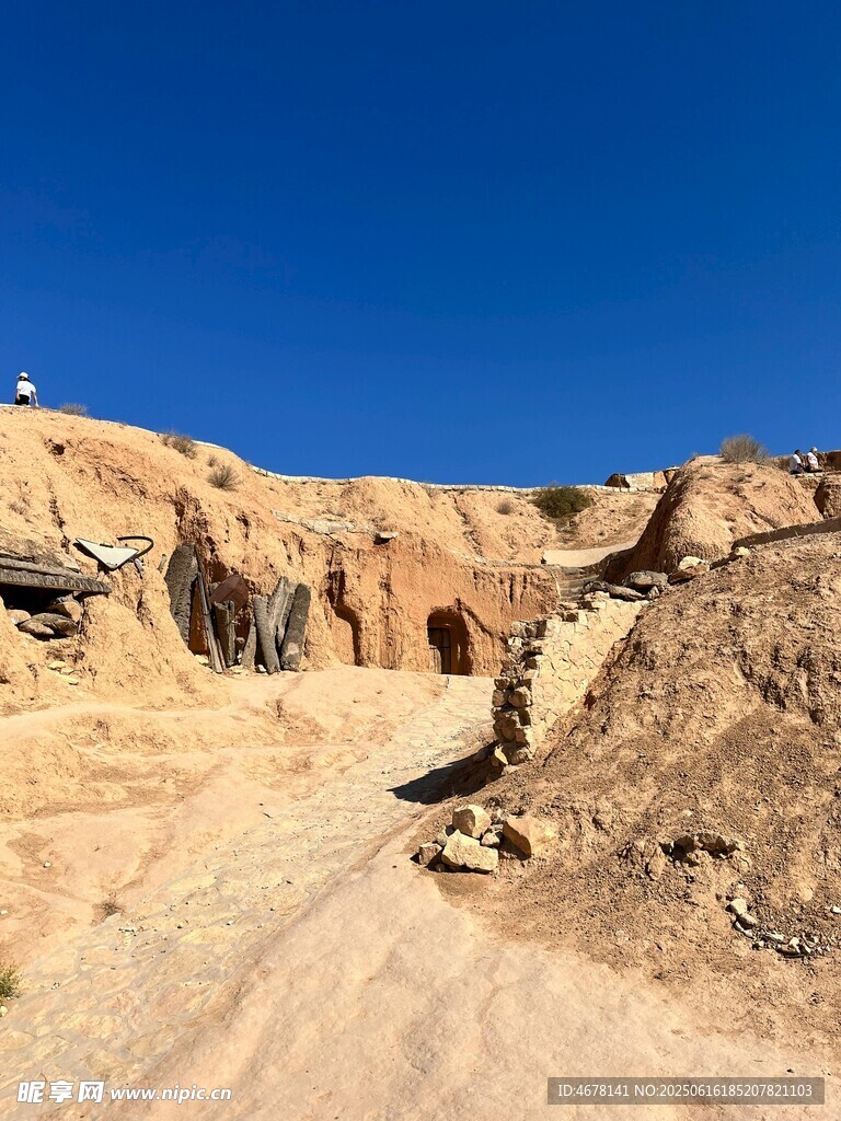 沙漠中的奇特土丘景觀