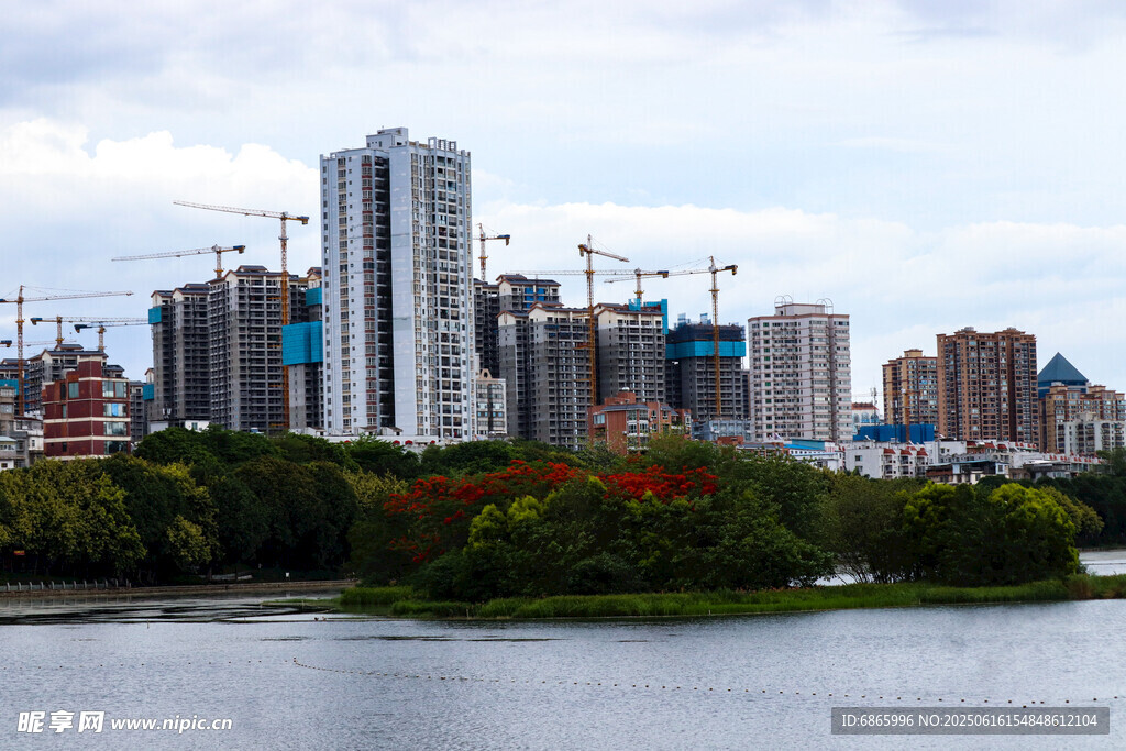 河畔城市建筑景觀