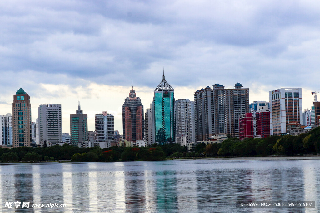 城市湖畔高樓景觀