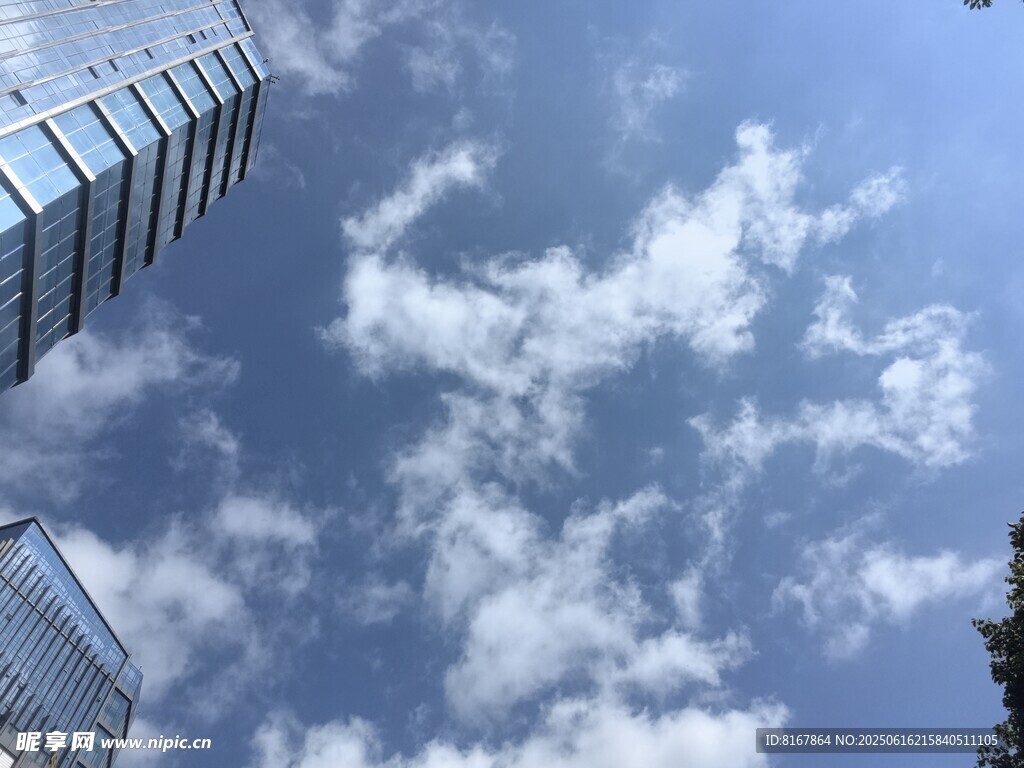 仰望城市上空的藍天白云