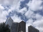 城市高樓與藍天白云
