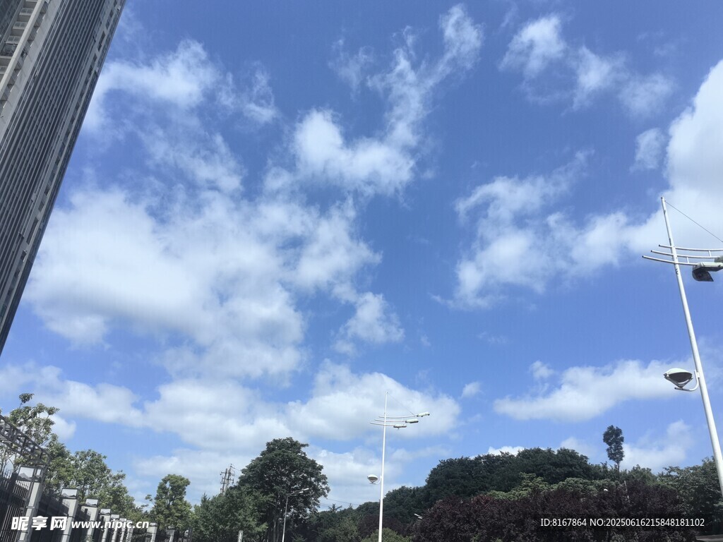 藍(lán)天白云下的戶外景致