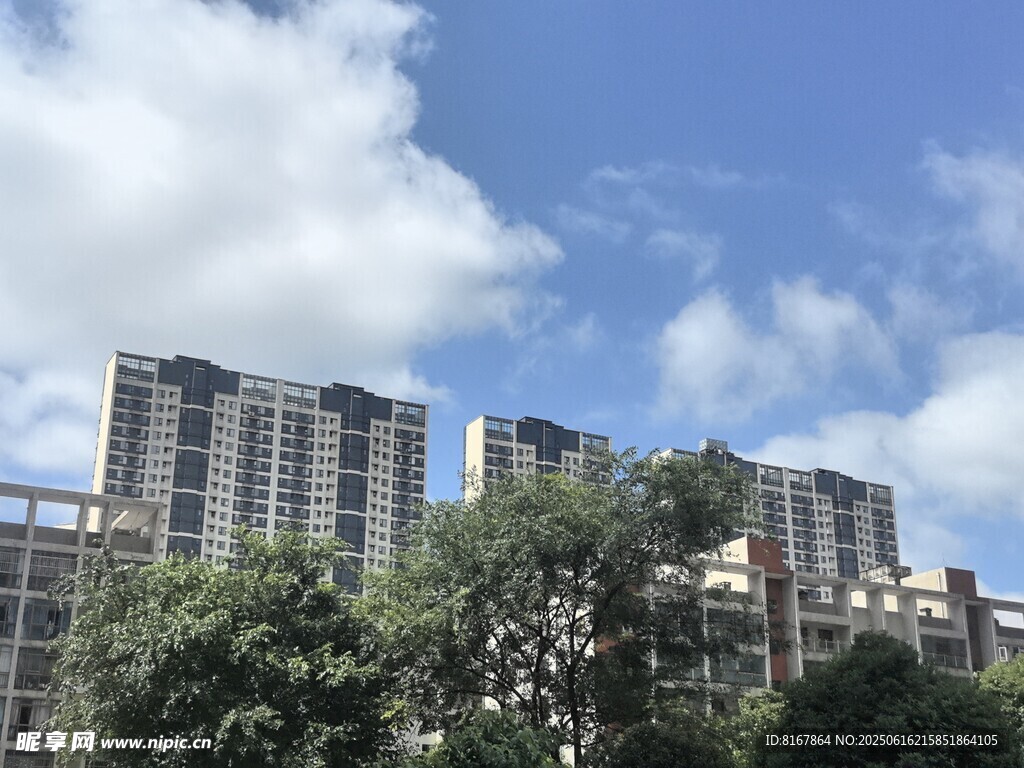 城市高樓與綠樹藍天白云