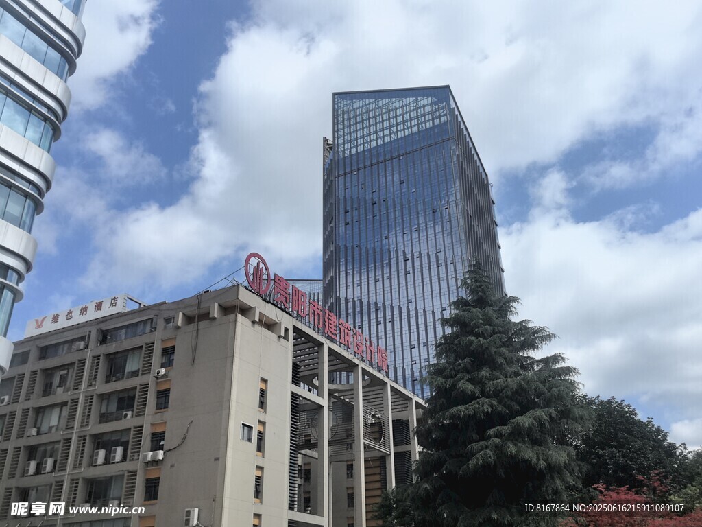 城市中的高樓與低矮建筑