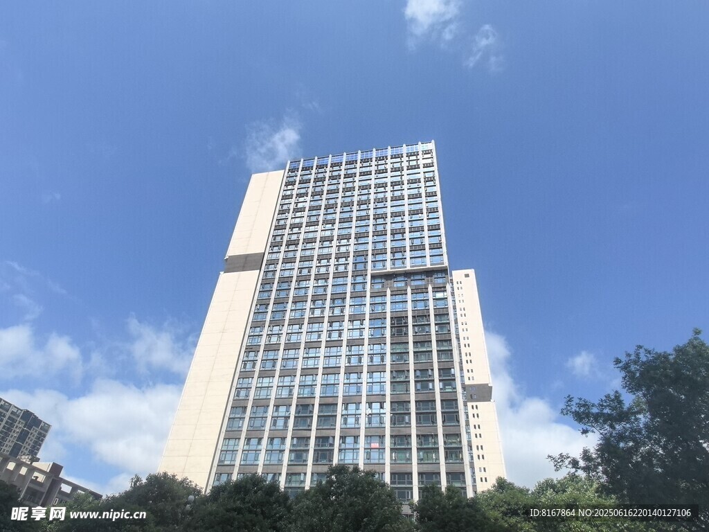 城市中的高聳現(xiàn)代建筑