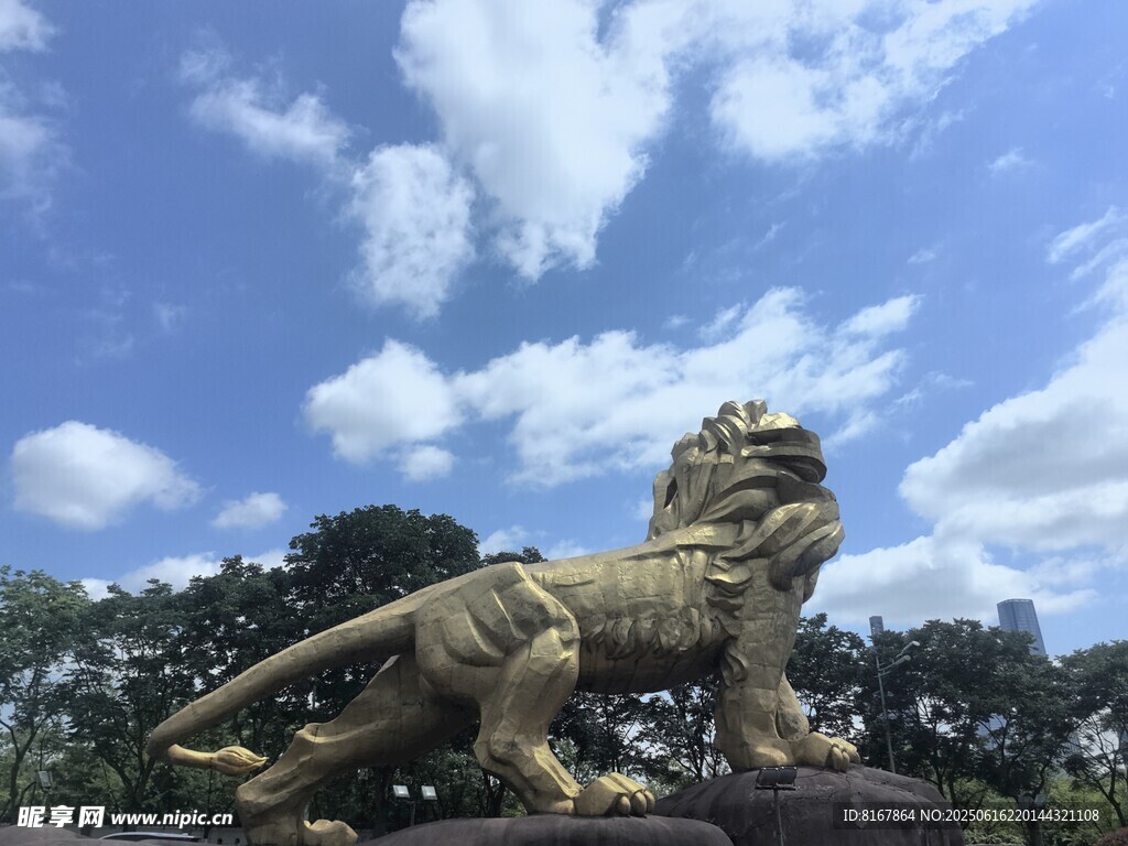 戶外威嚴石獅子雕塑