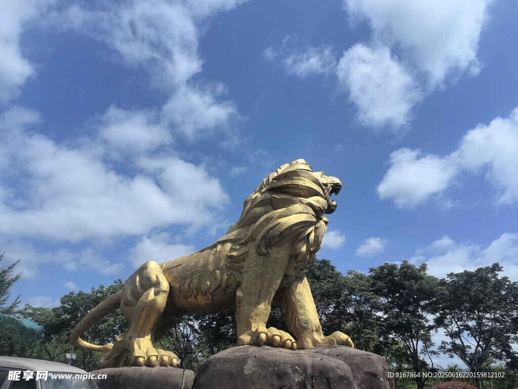 藍天之下的金色石獅子