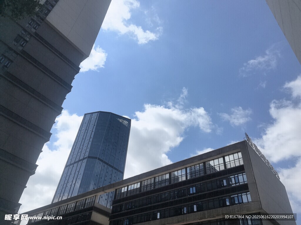 城市高樓與晴朗天空