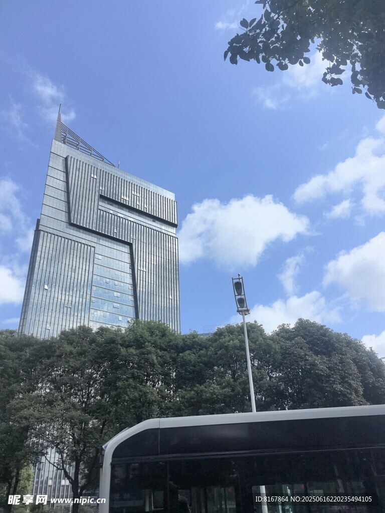 城市中高聳的現代摩天大樓