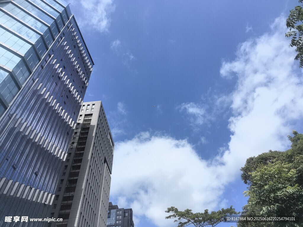 都市高樓與藍天綠樹