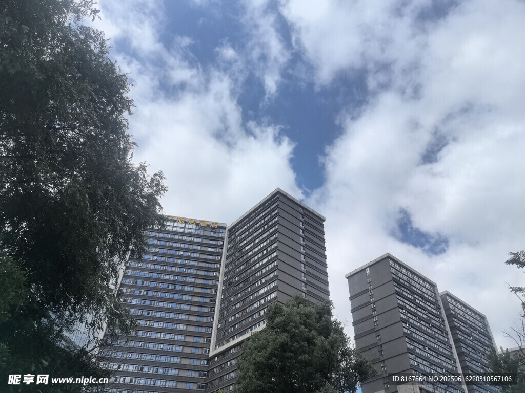 城市高樓與綠樹藍(lán)天白云