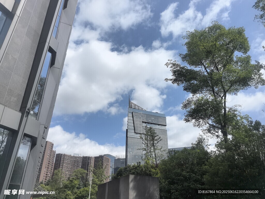 城市建筑與綠樹藍天景觀