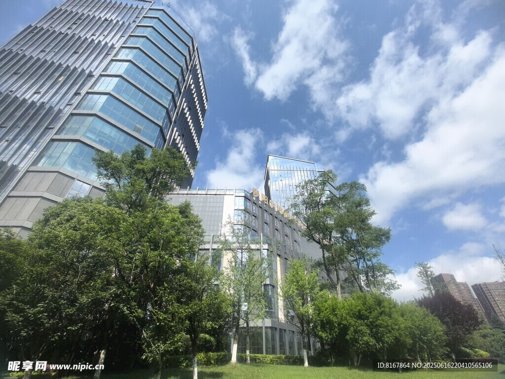 都市摩天大樓與綠樹景觀