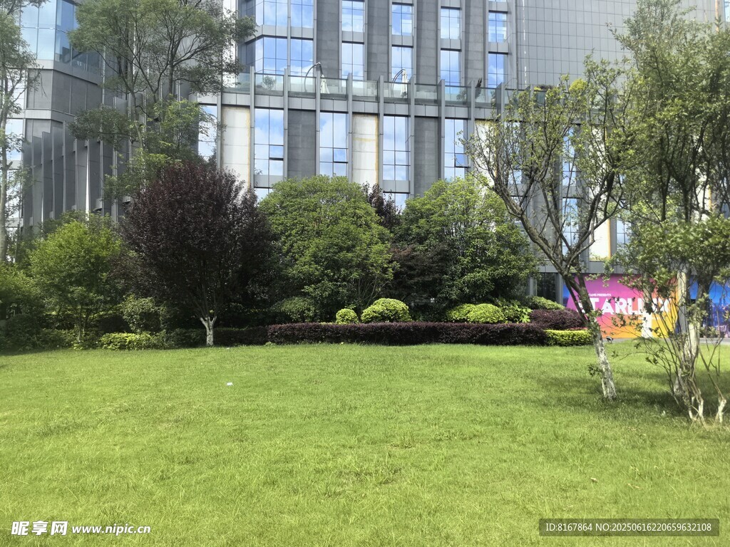 城市中的綠意盎然花園