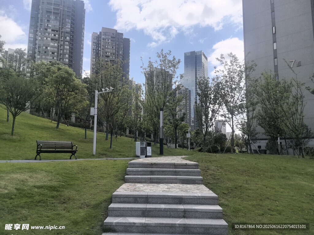 城市公園中的步道與高樓