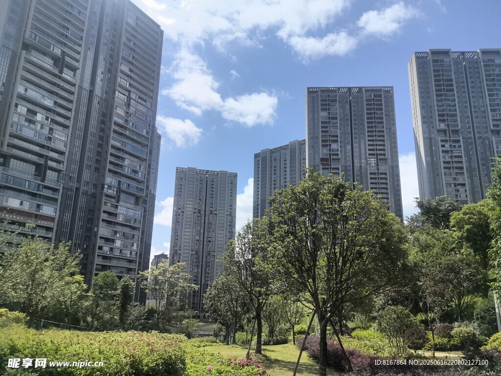 城市中的綠地與高樓景觀(guān)