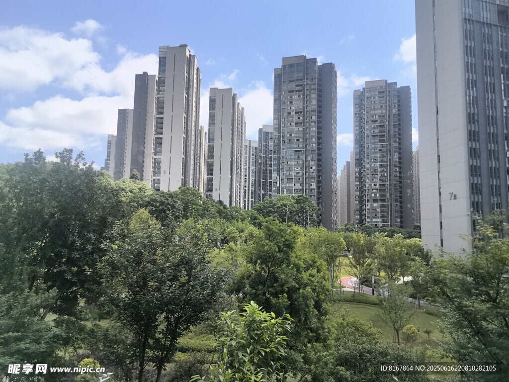 城市高樓與綠意景觀