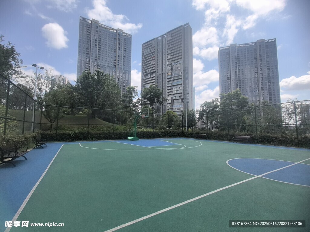 城市中的戶外籃球場景觀