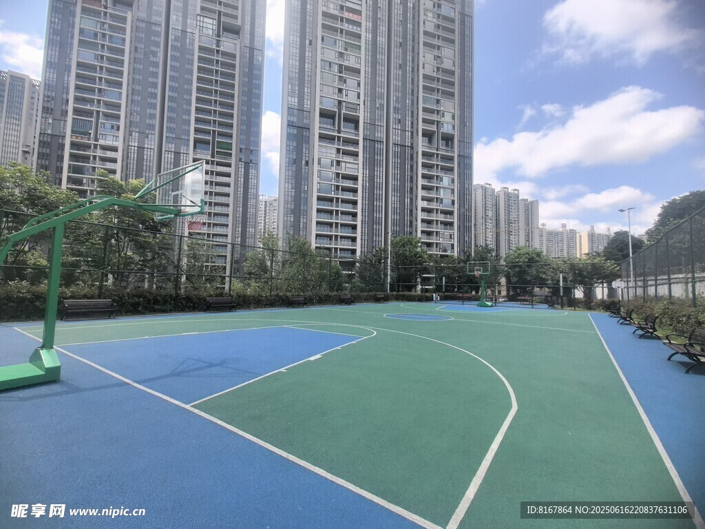 城市中的戶外籃球場