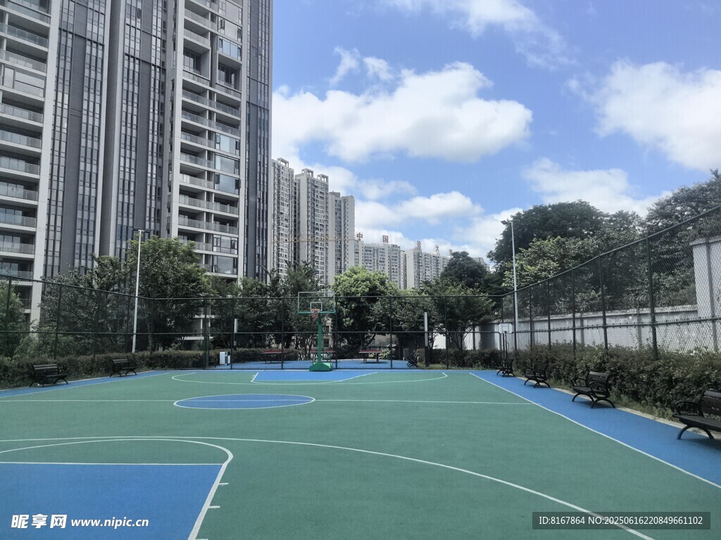 小區內的戶外籃球場