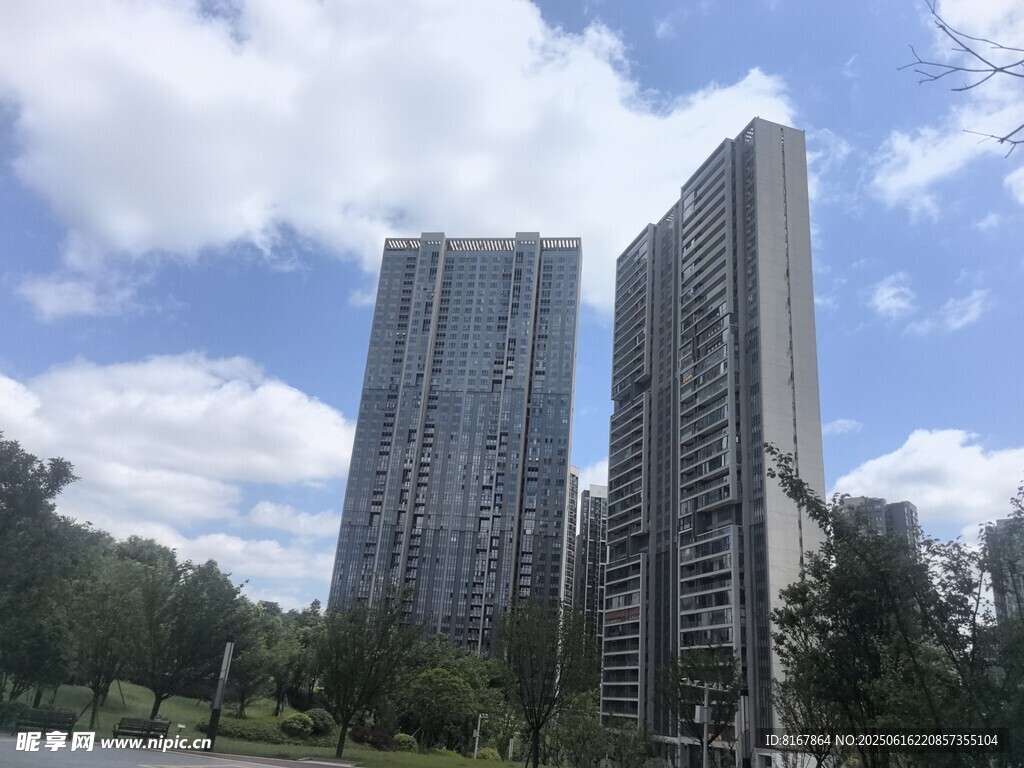 城市高樓與周邊綠植景觀