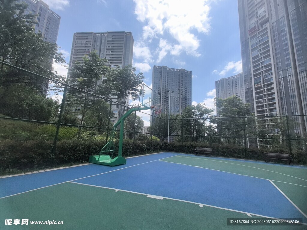 城市中的戶外網(wǎng)球場(chǎng)
