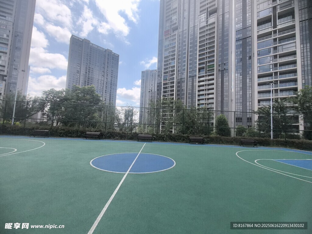 城市中的戶外綠色籃球場